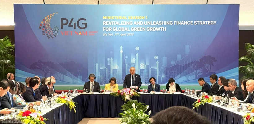 La session ministérielle intitulée "Revitaliser et libérer la stratégie financière pour une croissance verte mondiale". Photo: VNA