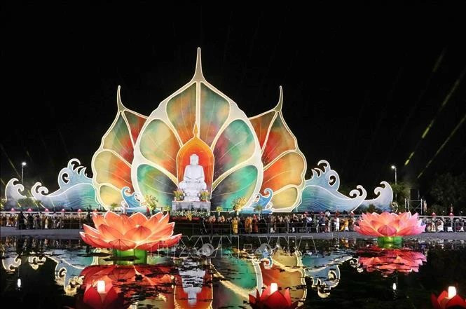 Rituel d'allumage de bougies pour la paix mondiale dans le cadre des célébrations de la Journée du Vesak des Nations Unies 2025. Photo: VNA