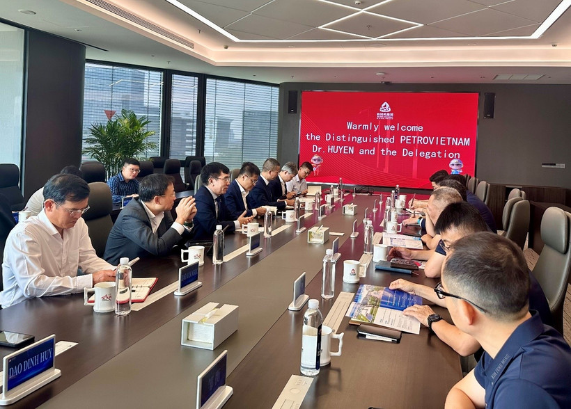 La délégation du Groupe national de l'industrie et de l'énergie du Vietnam (Petrovietnam), rend visite au siège du groupe chinois Xinfengming (XFM) situé à Tongxiang Zhouquan. Photo: VNA