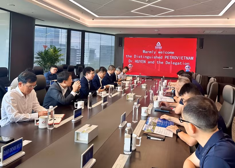 La délégation du Groupe national de l'industrie et de l'énergie du Vietnam (Petrovietnam), rend visite au siège du groupe chinois Xinfengming (XFM) situé à Tongxiang Zhouquan. Photo: VNA