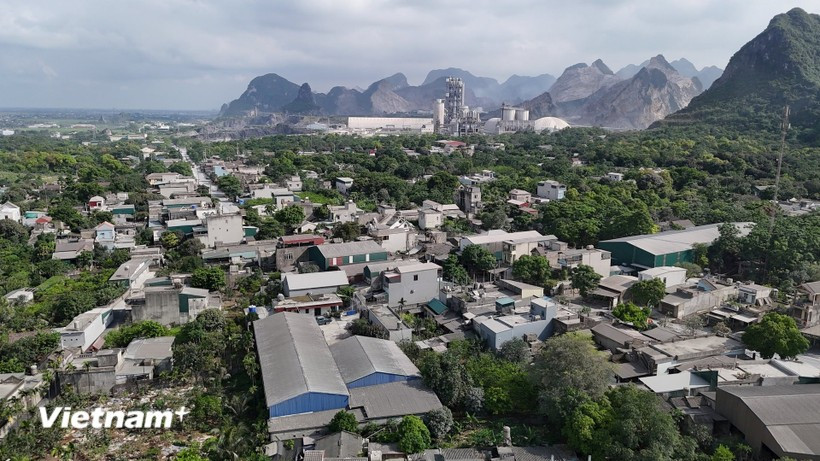 Un quartier résidentiel recouvert de fumée et de poussière causées par les activités d'extraction de pierre et de production de ciment. Photo : VietnamPlus