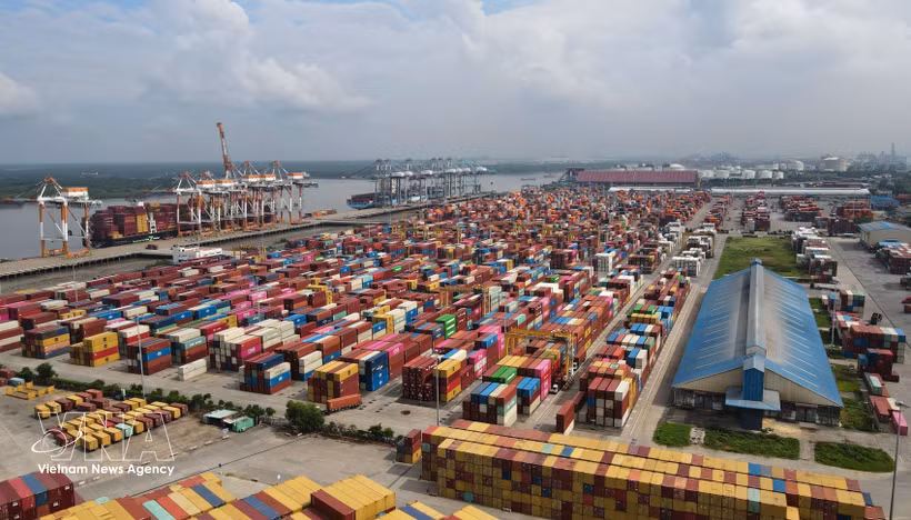 Face à la flambée des prix des carburants liée aux tensions au Moyen-Orient, le Vietnam s’emploie à contenir l’impact sur les secteurs du transport et de la construction. Photo: VNA