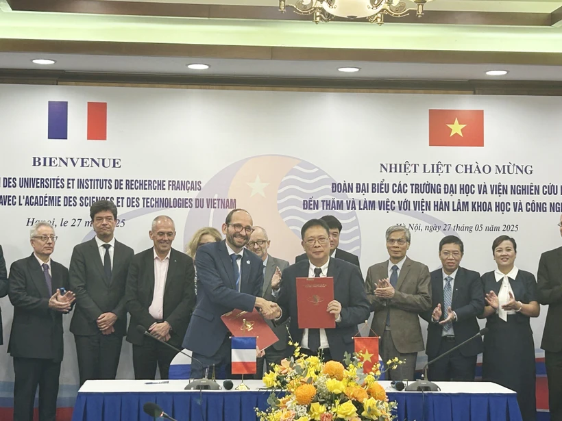 Séance de travail entre l'Académie des sciences et technologies du Vietnam et une délégation d'instituts de recherche nationaux et d'universités de premier plan de France. Photo: VNA