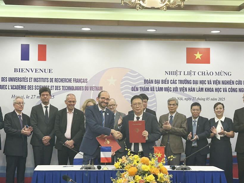 Séance de travail entre l'Académie des sciences et technologies du Vietnam et une délégation d'instituts de recherche nationaux et d'universités de premier plan de France. Photo: VNA