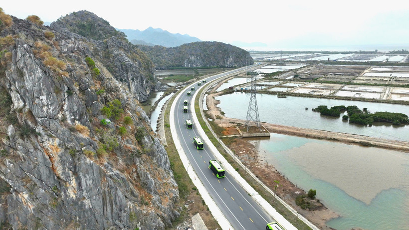 Sun Group lance une phase d'essai d'un système de transport public moderne et écologique à Cat Ba, comprenant des véhicules électriques et des navettes gratuites. Photo: Sun Group