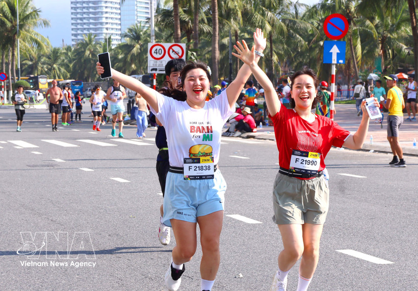Le Marathon international de Da Nang 2026 a rassemblé plus de 8 550 coureurs issus de 75 pays et territoires. Photo: VNA