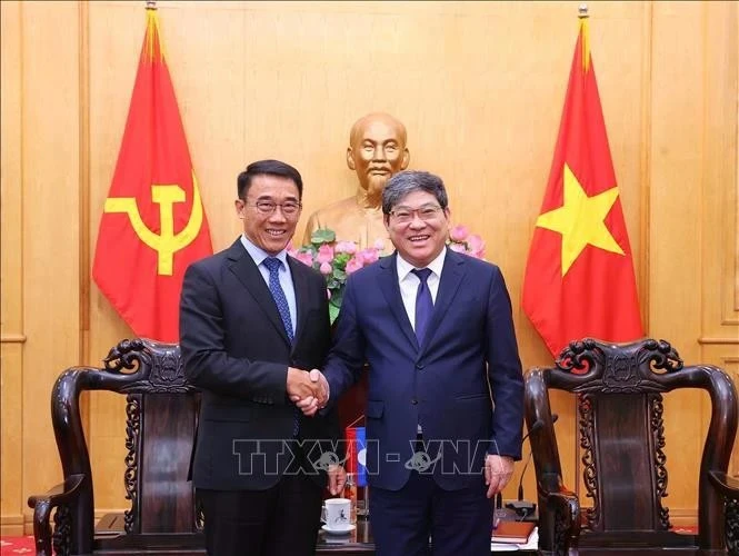 Le professeur associé, Docteur Nguyên Duy Bac, vice-président permanent de l'Académie nationale de politique Hô Chi Minh (HCMA) (droite) et Bounleua Phandanouvong, président par intérim de la Commission des relations extérieures du Comité central du Parti populaire révolutionnaire lao (PPRL). Photo: VNA