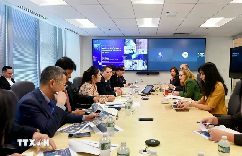 Le vice-ministre des Finances, Cao Anh Tuân, a rencontré Sarah Kemp, vice-présidente des affaires gouvernementales internationales chez Intel, le 13 mai (heure locale). Photo: VNA