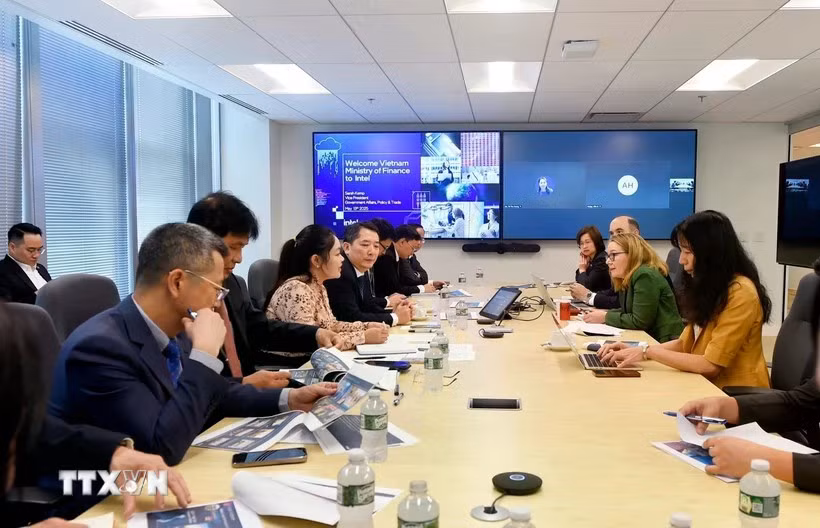 Le vice-ministre des Finances, Cao Anh Tuân, a rencontré Sarah Kemp, vice-présidente des affaires gouvernementales internationales chez Intel, le 13 mai (heure locale). Photo: VNA