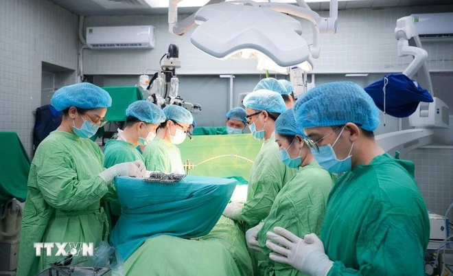 Les médecins réservent une minute de silence en hommage à un donneur d'organes. Photo : VNA