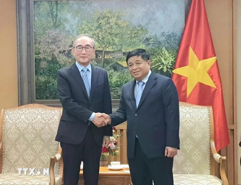 Le vice-Premier ministre Nguyen Chi Dung (droite) et Young Shub Kim, président du groupe Korea Telecom (KT), en visite d’affaires au Vietnam. Photo: VNA