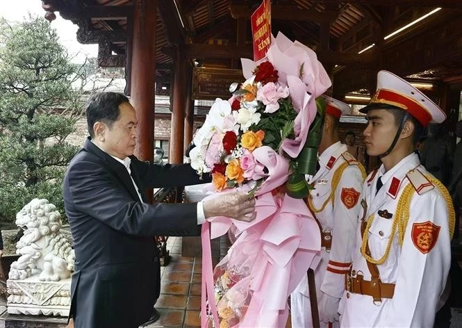 Le président de l'AN rend hommage au général Nguyen Chi Thanh. Photo: VNA