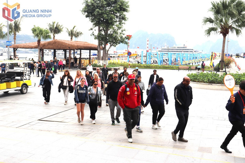 Les touristes à Ha Long. Photo: VNA