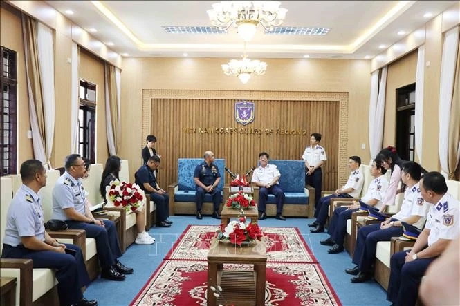 Le Commandement de la Région 2 des Garde-côtes du Vietnam accueille la délégation des Garde-côtes des Philippines. Photo: VNA