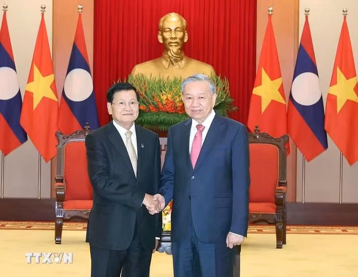 Le secrétaire général du Parti communiste du Vietnam, Tô Lâm (droite), et le secrétaire général du Comité central du Parti populaire révolutionnaire lao (PPRL) et président lao, Thongloun Sisoulith. Photo: VNA