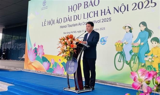 Le directeur adjoint du Département du Tourisme de Hanoï, Nguyen Tran Quang, prend la parole lors de la conférence de presse. Photo : VNA
