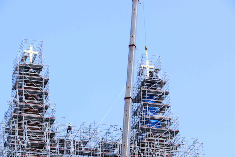 Deux croix ont été installées avec succès au sommet des deux tours de Cathédrale Notre-Dame de Saïgon, à une hauteur d’environ 60 mètres. Photo : VNA