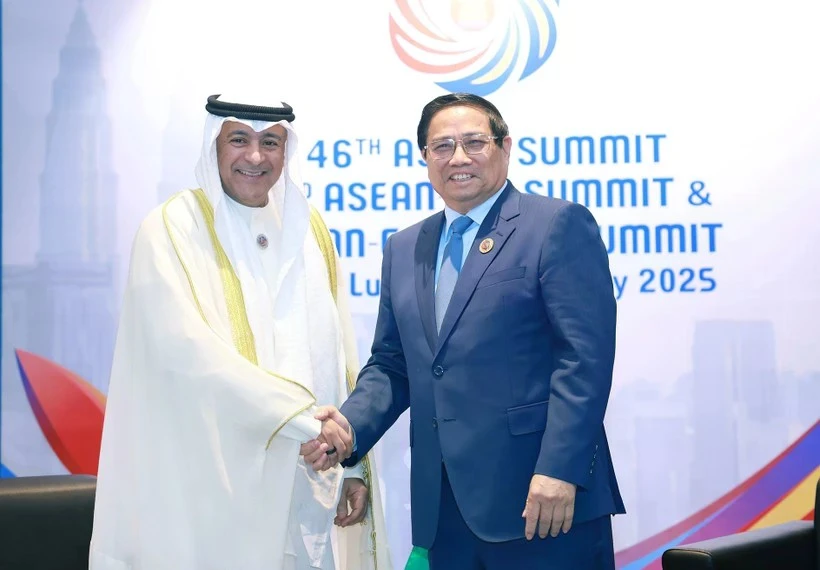 Le Premier ministre Pham Minh Chinh (droite) et le secrétaire général du Conseil de coopération du Golfe (CCG), Jasem Mohamed Al Budaiwi. Photo: VNA