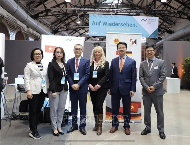 L'ambassadeur du Vietnam en Allemagne Vu Quang Minh (3e de gauche à droite) et des représentants d'entreprises vietnamiennes participant à l'événement. Photo : VNA