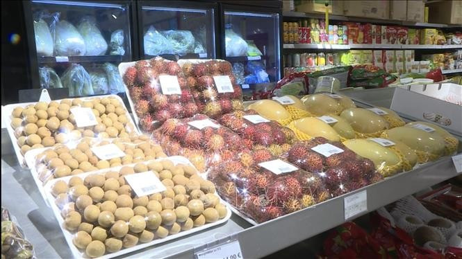 Des fruits frais vietnamiens présentés dans les supermarchés en France. Photo: VNA