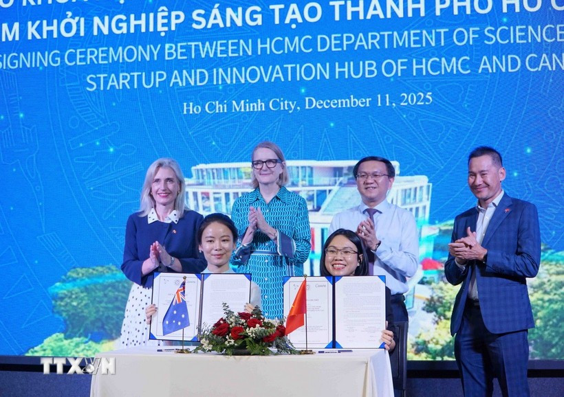 Cérémonie de signature d'un accord de coopération stratégique entre le Département des sciences et des technologies de Hô Chi Minh-Ville et Canva, licorne mondiale spécialisée dans la plateforme de design en ligne. Photo: VNA