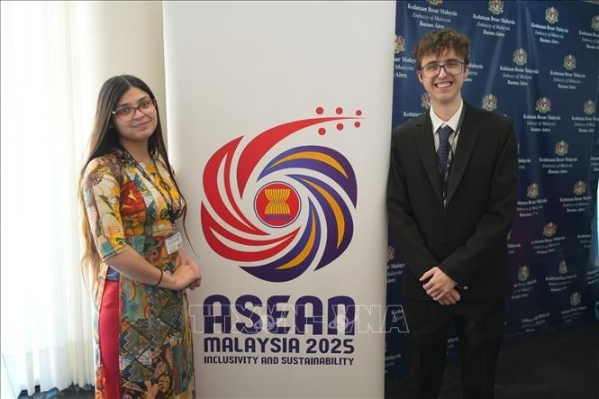 Les étudiants en relations internationales Pedro Toscano et Florencia Camila Gómez, de l'Université de Salvador (USAL), en Argentine, représentant le Vietnam, remportent d'excellents prix lors du premier concours Modèle ASEAN organisé à Buenos Aires. Photo: ambassade du Vietnam en Argentine