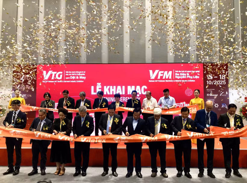 Inauguration de la 23e exposition internationale de l'industrie du textile et de l'habillement du Vietnam (VTG 2025). Photo: VNA