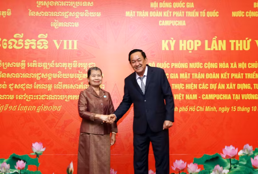 Le général de corps d’armée Vo Minh Luong, vice-ministre de la Défense, et la présidente du Conseil national du Front de solidarité pour le développement de la Patrie du Cambodge, Samdech Men Sam An. Photo: VNA