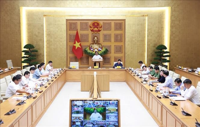 Le Premier ministre Pham Minh Chinh préside la réunion de la Permanence du gouvernement avec les ministères et organismes concernés, diffusée en ligne dans 12 localités, pour examiner le relèvement après le passage du typhon n°10 (Bualoi) et préparer la riposte face à la menace imminente du typhon n°11 (Matmo). Photo: VNA