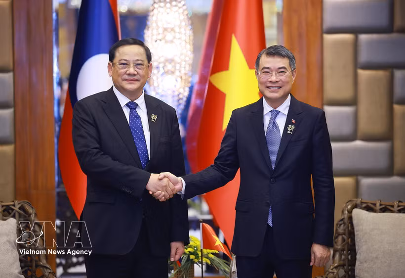 Le Premier ministre vietnamien Le Minh Hung (droite) et le Premier ministre lao Sonexay Siphandone. Photo: VNA