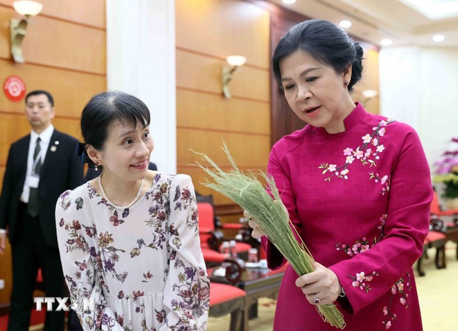 Les épouses de dirigeants vietnamien et japonais préparent du "bánh cốm". Photo: VNA