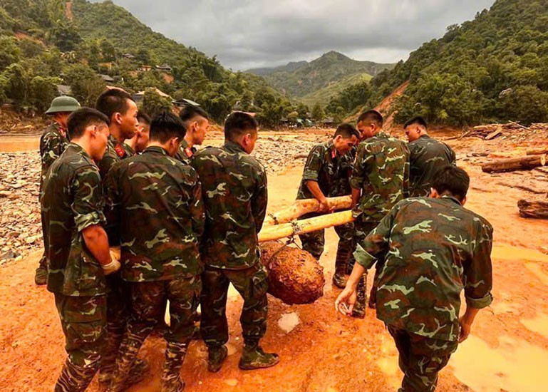 Une bombe retirée en toute sécurité d'une zone inondée à Diên Biên Photo: Télévision de Diên Biên