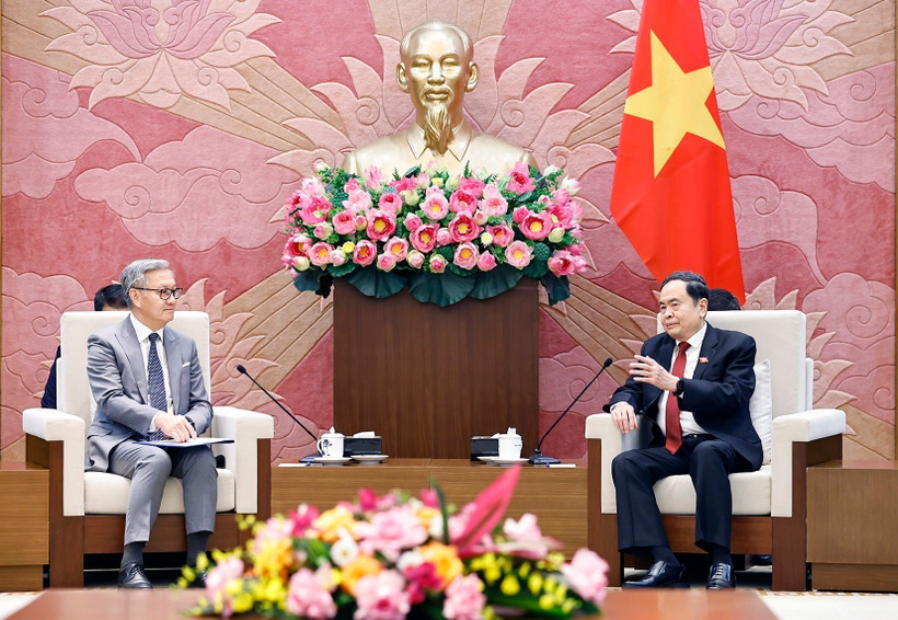 Le président de l'Assemblée nationale du Vietnam Trân Thanh Mân (droite) reçoit le ministre lao des Affaires étrangères Thongsavanh Phomvihane. Photo: VNA