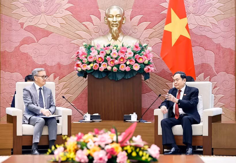 Le président de l'Assemblée nationale du Vietnam Trân Thanh Mân (droite) reçoit le ministre lao des Affaires étrangères Thongsavanh Phomvihane. Photo: VNA