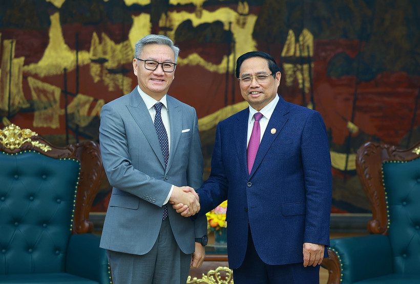 Le Premier ministre Pham Minh Chinh (droite) et le ministre lao des Affaires étrangères Thongsavanh Phomvihane. Photo: VNA