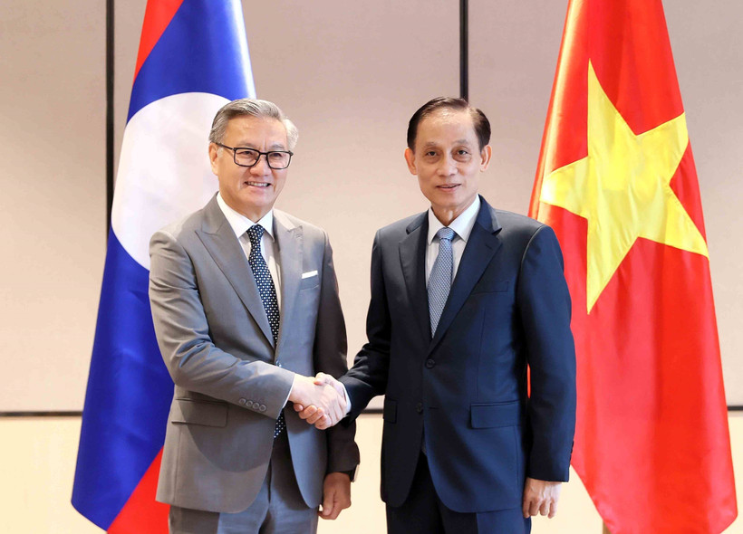 Le ministre vietnamien des AE Lê Hoài Trung (droite) et son homologue lao, Thongsavanh Phomvihane. Photo: VNA