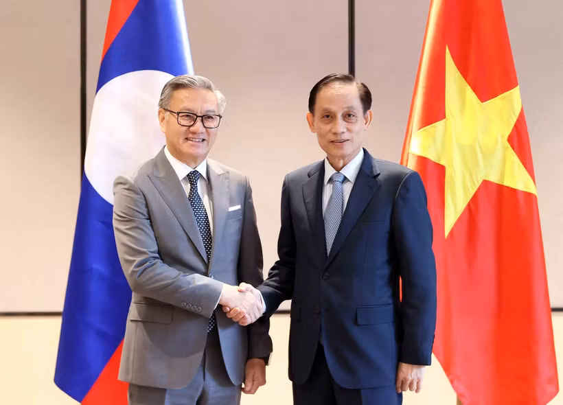 Le ministre vietnamien des AE Lê Hoài Trung (droite) et son homologue lao, Thongsavanh Phomvihane. Photo: VNA