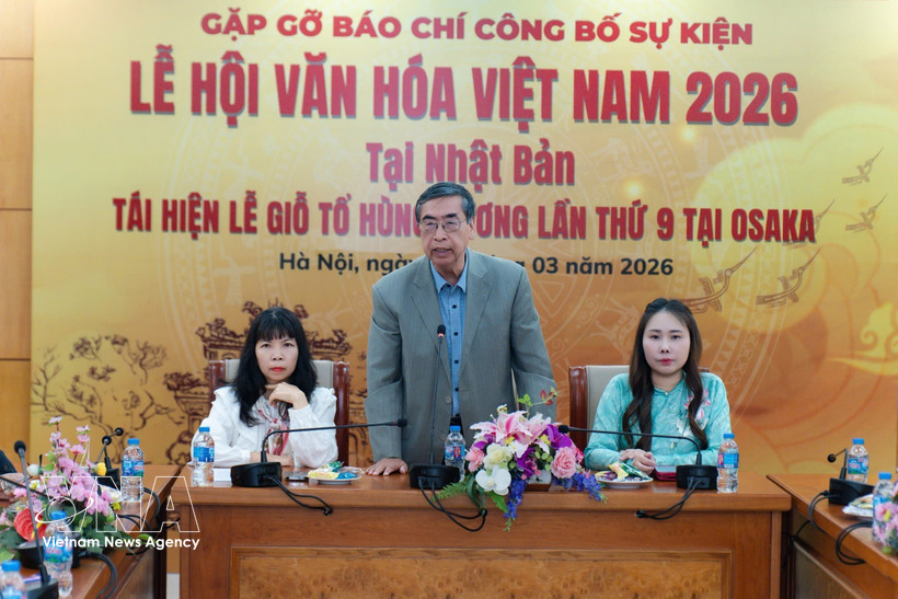 Nguyen Phu Binh, ancien vice-ministre des Affaires étrangères et président de l’Association de liaison avec les Vietnamiens résidant à l’étranger à la rencontre avec la presse. Photo: VNA