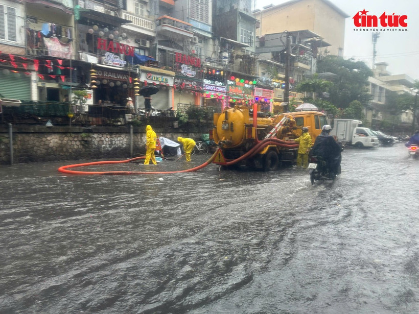 En raison des fortes pluies récurrentes liées au changement climatique, plusieurs rues du centre de Hanoï sont régulièrement touchées par des inondations localisées, perturbant le quotidien des habitants. Photo: VNA