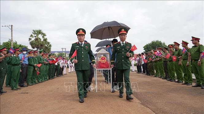 Cérémonie de rapatriement des restes de 172 soldats volontaires et experts vietnamiens tombés au Cambodge au poste frontalier international de Xa Mat. Photo: VNA