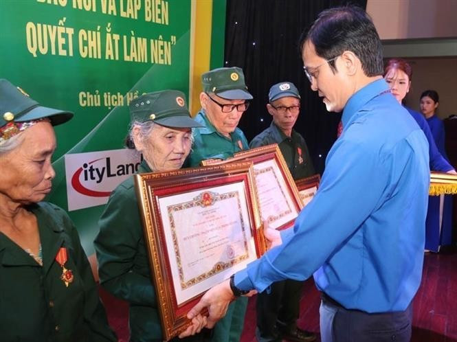 Le 75e anniversaire de la Journée des Jeunes volontaires du Vietnam célébré à Hanoï. Photo: VNA