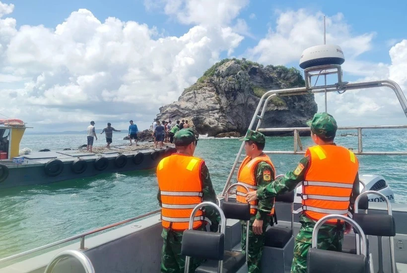 Trois pêcheurs chinois en détresse secourus par les gardes-frontières au large de Quang Ninh. Photo: VNA