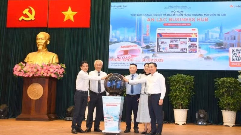 Cérémonie de lancement de "An Lac Business Hub", la première plateforme de commerce électronique B2B (business to business) locale du Vietnam. Photo: VNA