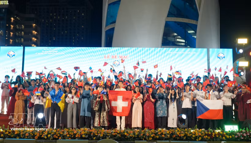 La vice-ministre des Affaires étrangères Le Thi Thu Hang remet des cadeaux aux participants les plus remarquables du Camp d’été du Vietnam 2026. Photo : VNA