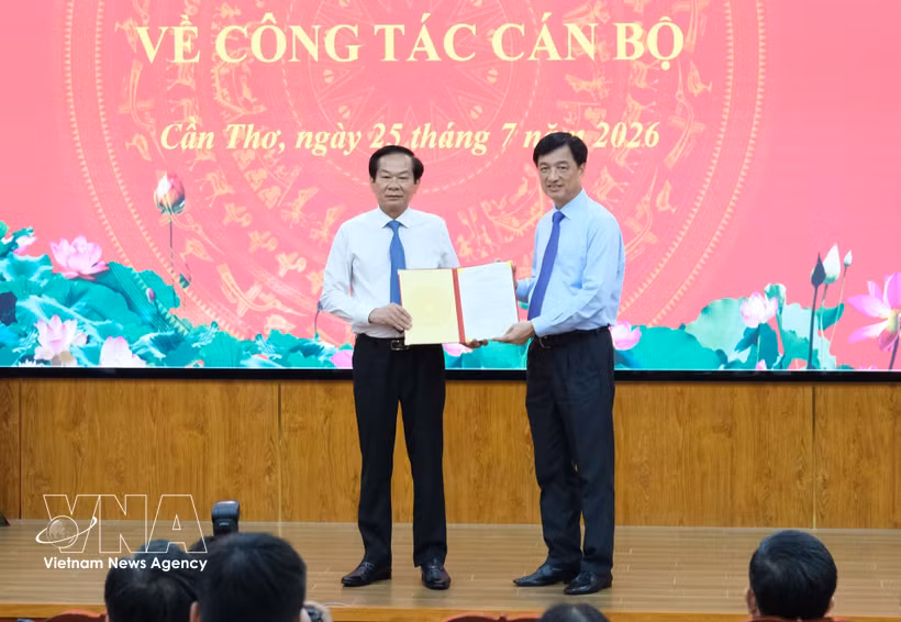 Nguyen Duy Ngoc, membre du Bureau politique, secrétaire du Comité central et chef de la Commission centrale d’organisation du Parti communiste du Vietnam (PCV) (droite), remet la décision du Bureau politique à Le Quang Tung, nouveau secrétaire du Comité provincial du Parti d’An Giang pour le mandat 2025-2030. Photo: VNA
