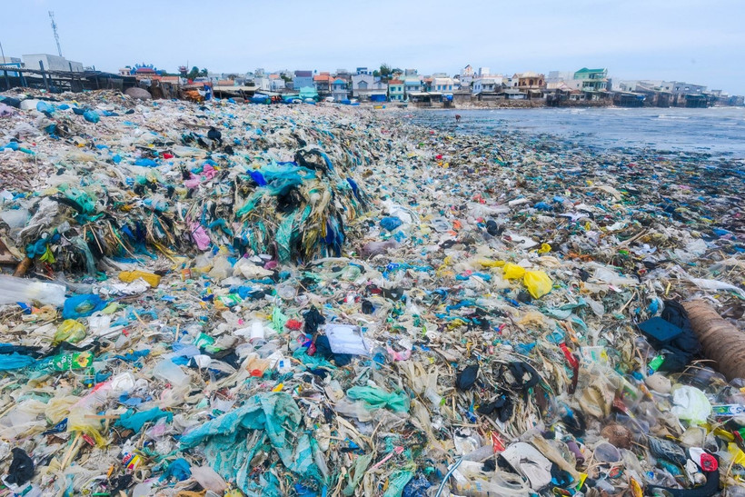 Chaque jour, Hanoï rejette plus de 1,4 million de tonnes de déchets, dont 60 % proviennent de sacs et produits plastiques à usage unique. Photo: hanoimoi.vn