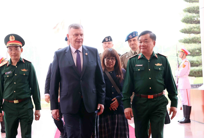 Le général de corps d'armée Hoang Xuan Chien, vice-ministre de la Défense (droite) et son homologue polonais Pawel Bejda. Photo: VNA