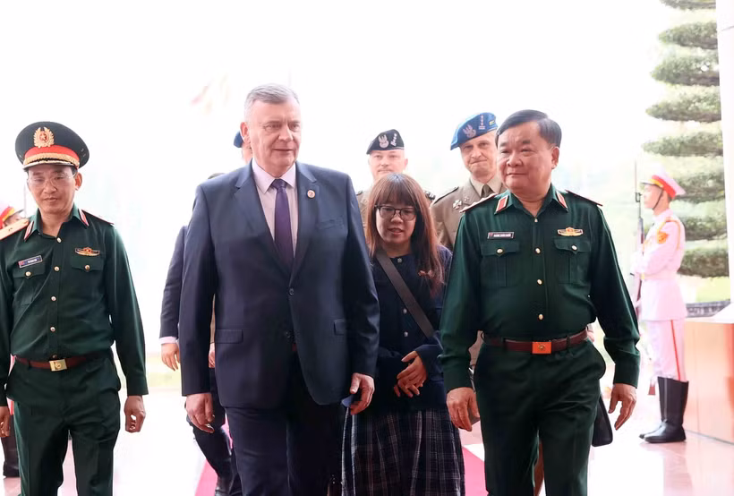 Le général de corps d'armée Hoang Xuan Chien, vice-ministre de la Défense (droite) et son homologue polonais Pawel Bejda. Photo: VNA