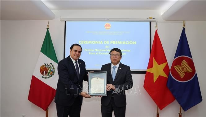 L'ambassadeur du Vietnam au Mexique, Nguyen Van Hai, remet le prix à Mouris Salloum George, directeur général du Club des journalistes mexicains. Photo: VNA