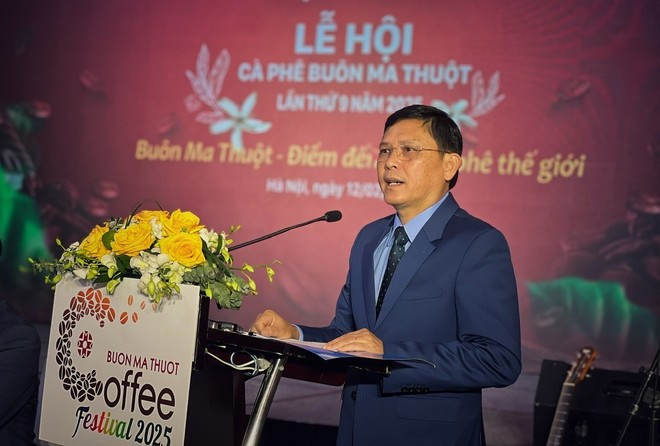 Le vice-président du Comité populaire provincial de Dak Lak, chef du comité d'organisation du Festival du café de Buôn Ma Thuôt 2025, Nguyen Tuân Hà, prend la parole lors de la conférence de presse pour présenter cet événement. Photo : VietnamPlus